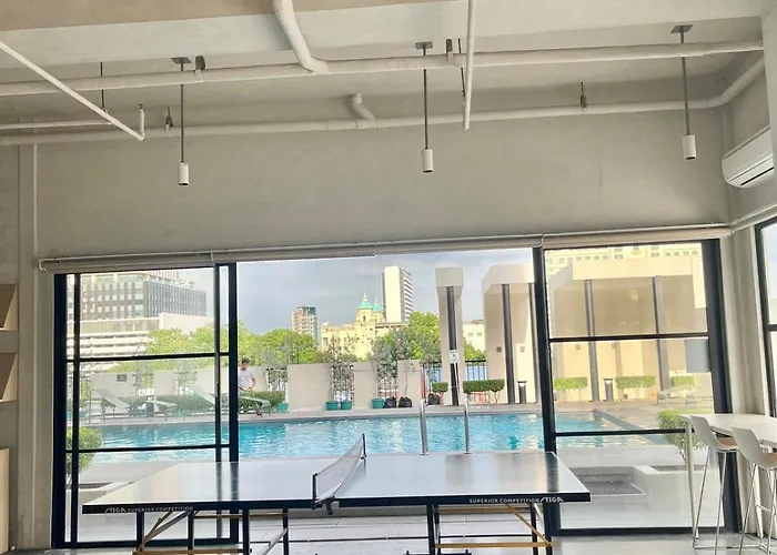 The Median Near It Park With Free Pool Cebu