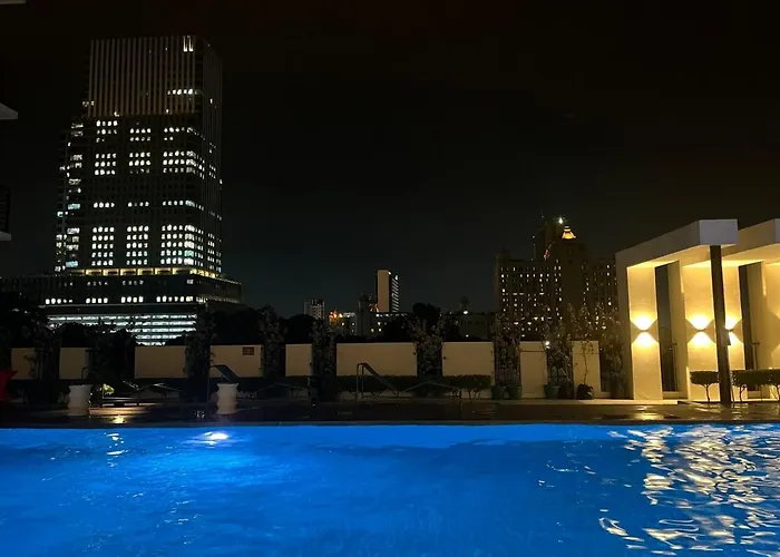 The Median Near It Park With Free Pool Apartment Cebu