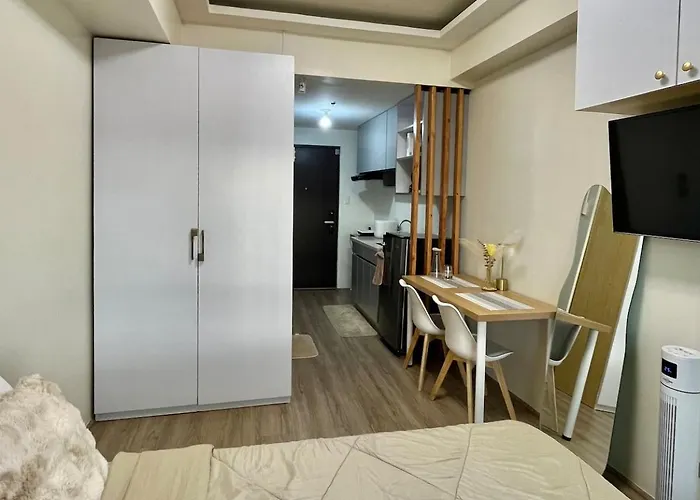 The Median Near It Park With Free Pool Apartment Cebu