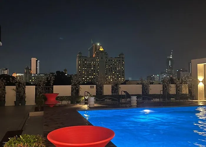 The Median Near It Park With Free Pool *